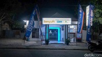 ATM Bank BRI tetap beroperasi ketika malam, sehingga warga bisa sewaktu-waktu melakukan transaksi keuangan atau menarik uang. Hanya sesekali pengendara motor melintas di Wini.