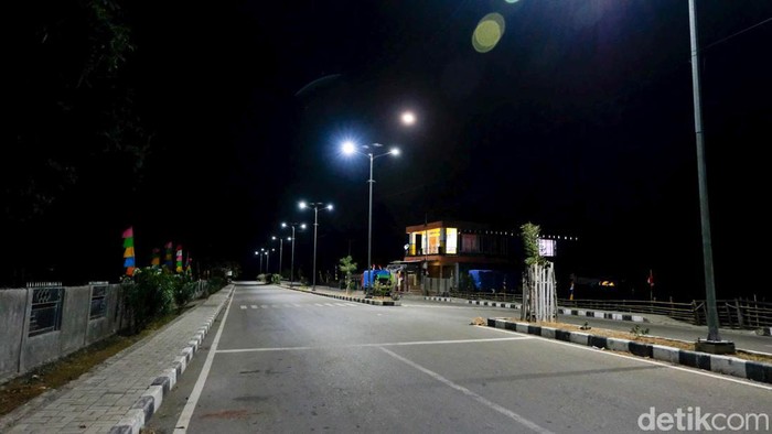 Potret Sunyi Wini NTT Saat Malam Hari Wini merupakan kota kecil di perbatasan Indonesia-Timor Leste. Tidak seperti kota-kota besar, malam hari di Wini terasa sunyi.