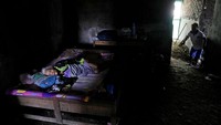Suratmi, mengalami lumpuh di kakinya dan hanya bisa berbaring di tempat tidurnya yang hanya beralas karpet. Ia tinggal bersama anak perempuannya Ngatiroh. Putrinya mengatakan bahwa rumah mereka sempat roboh akibat banjir, lalu pindah ke rumah berlantai tanah tanpa jendela yang sekarang mereka tinggali, Sabtu (30/7/2022).