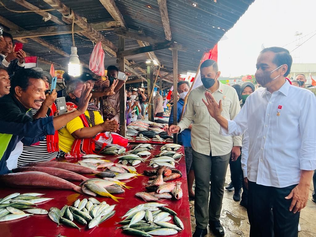 Presiden Joko Widodo dan Ibu Iriana Joko Widodo mengawali kunjungan kerjanya di Provinsi Maluku pada Jumat, 2 September 2022, dengan mengunjungi Pasar Olilit, Kepulauan Tanimbar sekaligus menyerahkan bantuan sosial kepada para pedagang dan masyarakat penerima manfaat. (Dok: Biro Pers Sekretariat Presiden)