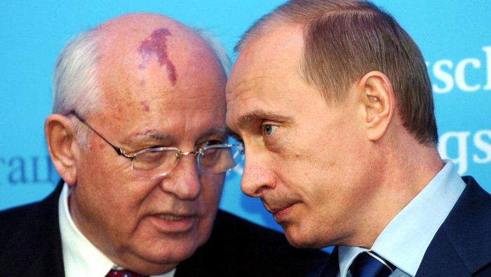 FILE - Russias President Vladimir Putin, right, talks with former Soviet President Mikhail Gorbachev at the start of a news conference at the Castle of Gottorf in Schleswig, northern Germany, Tuesday, Dec. 21, 2004. One stood for freedom, openness, peace and closer ties with the outside world. The other is jailing critics, muzzling journalists, pushing his country deeper into isolation and waging Europes bloodiest conflict since World War II. Such are historys bookends between Mikhail Gorbachev, the last leader of the Soviet Union, and Vladimir Putin, president of Russia. (Carsten Rehder/dpa via AP, File)