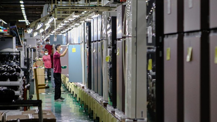 Pekerja menyelesaikan produksi perdana lemari es LG Macaron di LG Factory, Legok, Tangerang, Banten, Kamis (1/9/2022). PT LG Electronics Indonesia melakukan produksi perdana lemari es LG Macaron berkapasitas 315 hingga 395 liter yang dipasarkan pada akhir September 2022 untuk memenuhi kebutuhan dalam negeri dan mancanegara . ANTARA FOTO/Fauzan/foc.
