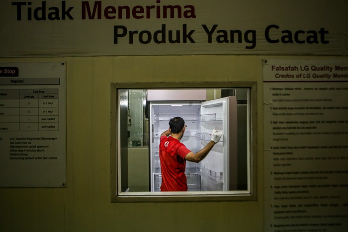 PRODUKSI KULKAS LG MACARON Pekerja menyelesaikan produksi perdana lemari es LG Macaron di LG Factory, Legok, Tangerang, Banten, Kamis (1/9/2022). PT LG Electronics Indonesia melakukan produksi perdana lemari es LG Macaron berkapasitas 315 hingga 395 liter yang dipasarkan pada akhir September 2022 untuk memenuhi kebutuhan dalam negeri dan mancanegara . ANTARA FOTO/Fauzan/foc.