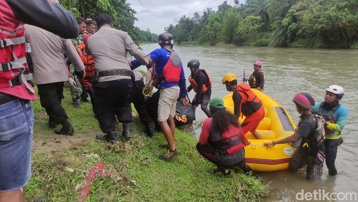 Proses evakuasi korban dari Sungai Bah Bolon.