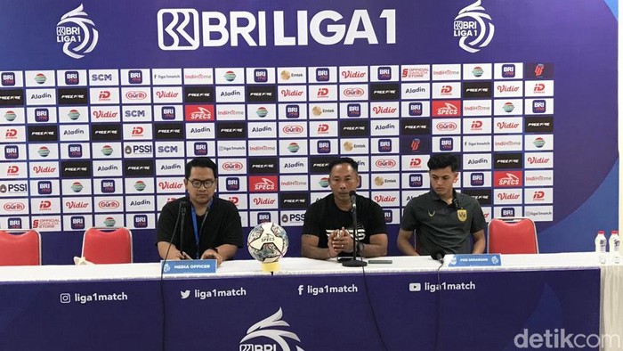 Asisten Pelatih PSIS Semarang I Komang Putra (tengah), pemain PSIS Semarang Alfeandra Dewangga (kanan), saat konfrensi pers di Stadion Manahan Solo, Jumat (2/9/2022)