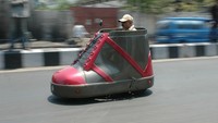 Lagi, Sudhakar juga memodifikasi mobil berbentuk sepatu. Momen ini dijepret pada 30 Maret 2006. Makin lama dilihat, mobil ini bikin makin ngakak.