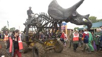 Pada Festival Glastonbury, Inggris pada 27 Juni 2008 lalu, ada sebuah mobil dengan bodi tengkorak dinosaurus.