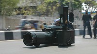 Masih dari tangan kreatif Sudhakar, kali ini modifikasi mobilnya dibuat menyerupai kamera. Unik banget.
