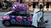 Di Boston ada sebuah mobil bertemakan virus COVID-19 lengkap dengan bentuk mikro sebagai dekorasinya. Momen ini dijepret pada 22 Oktober 2020 lalu.