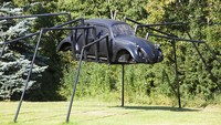 Nah loh, kali ini ada sebuah VW Beetle yang dimodifikasi memiliki kaki seperti laba-laba. Mobil ini terlihat mejeng di Alberta, Kanada.