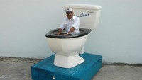 Dari India ada seorang bapak-bapak bernama Sudhakar yang memodifikasi mobil berbentuk toilet pada 29 Maret 2006 lalu.