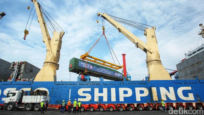 Rangkaian Kereta Cepat Tiba di Tanjung Priok, Ini Buktinya Rangkaian kereta untuk proyek Kereta Cepat Jakarta-Bandung (KCJB) tiba di Pelabuhan Tanjung Priok, Jakarta Utara. Begini foto-fotonya.