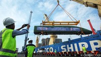 Rangkaian kereta api cepat yang datang ini merupakan rangkaian kereta api cepat pertama yang tiba di Indonesia dan ASEAN.