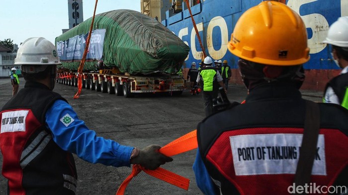 Rangkaian kereta untuk proyek Kereta Cepat Jakarta-Bandung (KCJB) tiba di Pelabuhan Tanjung Priok, Jakarta Utara. Begini foto-fotonya.