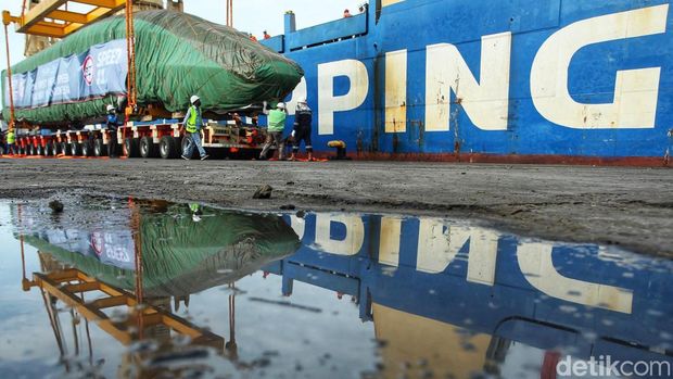 Rangkaian kereta untuk proyek Kereta Cepat Jakarta-Bandung (KCJB) tiba di Pelabuhan Tanjung Priok, Jakarta Utara. Begini foto-fotonya.
