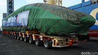 Direktur Utama PT Kereta Cepat Indonesia China (KCIC), Dwiyana Slamet Riyadi menjelaskan, setelah dipindahkan ke kendaraan angkut, kereta akan langsung dibawa ke Pusat Logistik Berikat (PLB) Cakung untuk transit sebelum dibawa ke Tegalluar.