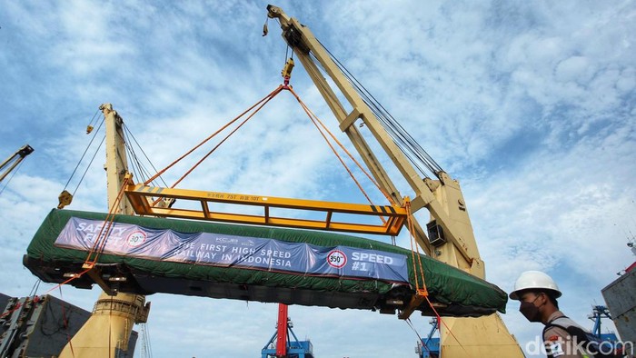 Rangkaian kereta untuk proyek Kereta Cepat Jakarta-Bandung (KCJB) tiba di Pelabuhan Tanjung Priok, Jakarta Utara. Begini foto-fotonya.