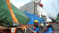 Nantinya, kereta dirangkai ulang menjadi suatu kesatuan.