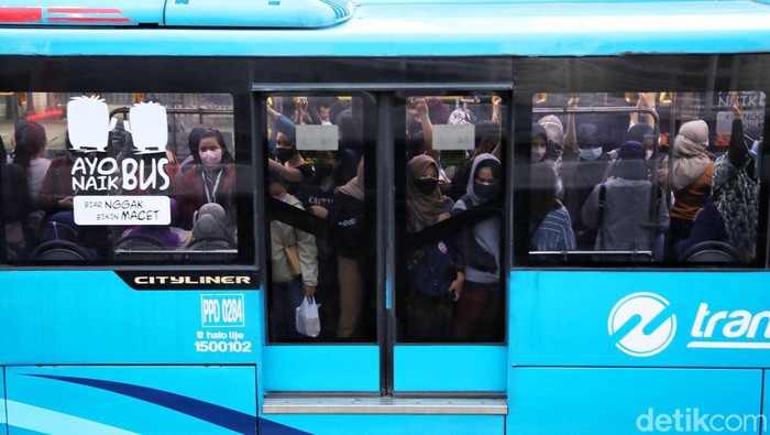 Revitalisasi halte TransJakarta dilakukan untuk peningkatan kualitas halte busway. Ada delapan halte TransJakarta yang ditutup sementara selama revitalisasi.