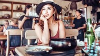 Ririz sering mengunjungi restoran keren di Bali. Begini potretnya saat menikmati hidangan di sebuah restoran. Foto: Instagram @myririz