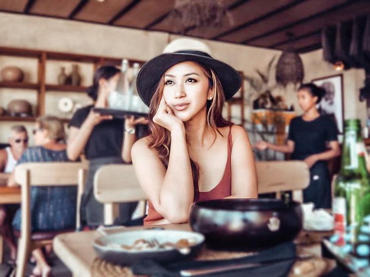 Momen MC Ririz Nongkrong di Kafe Bali Bareng Hotman Paris