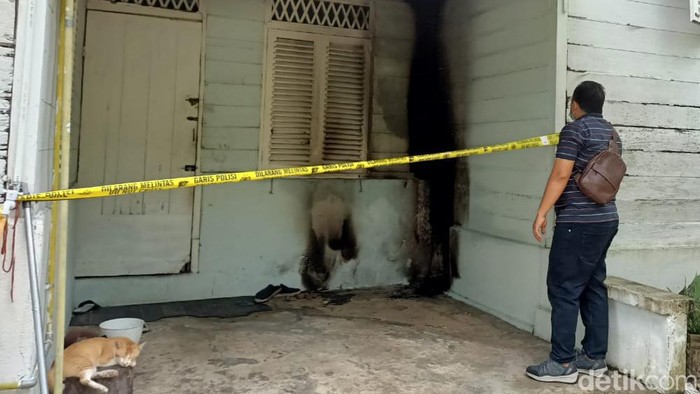 Rumah Ketua RT di Pekanbaru dibakar seorang warga.