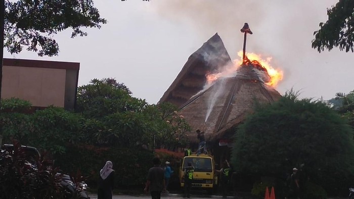 Rumah makan di Kabupaten Tangerang, Banten tersambar petir. Atap terbakar.