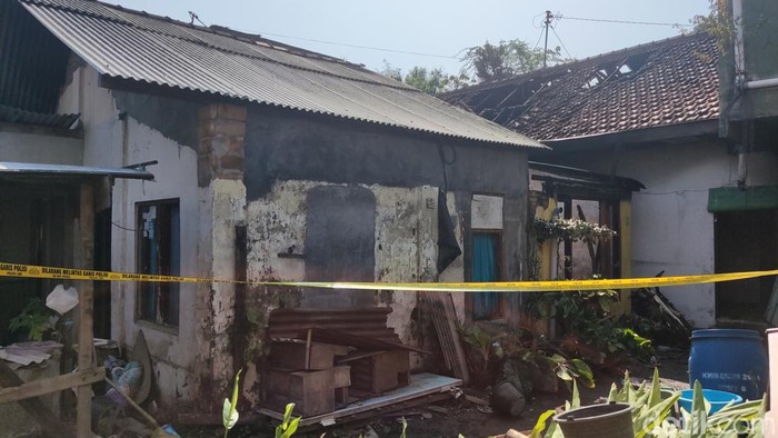 Rumah yang terbakar di Depk, Sleman telah dipasangi garis polisi, Jumat (2/9/2022).