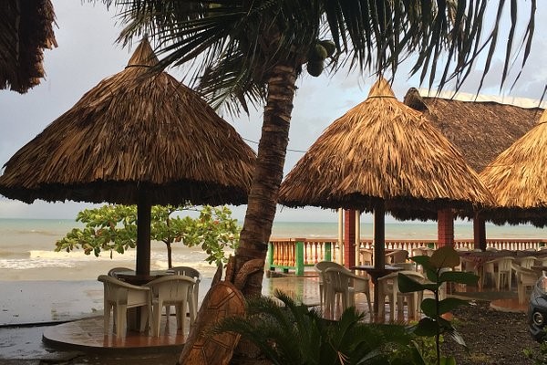 Orang Garifuna yang tinggal di Sambo Creek dikenal pandai memasak. Di sana terdapat banyak restoran yang menyajikan olahan seafood. Jika ingin melihat atraks budaya, wisatawan dapat datang di bulan Juni. Foto: TripAdvisor