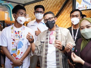 Hadiri AKI 2022 di Sidoarjo, Sandiaga Beri Bantuan untuk Karya Lokal