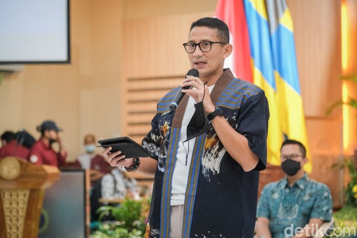 Sandiaga Uno di Unair