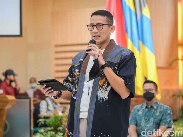 Sandiaga Uno di Unair