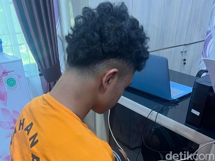 Santri penikam guru di Sumsel saat diperiksa polisi.