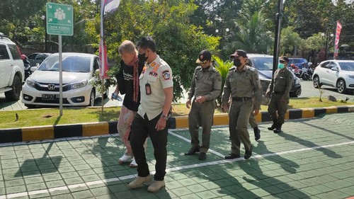 Satpol PP Badung menyerahkan turis terlantar di Buduk, Mengwi, Badung  Donaldson James Wheatley (59) WNA Australia ke Imigrasi Denpasar