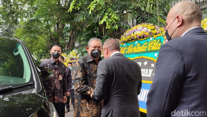 SBY di rumah duka Albert Hasibuan (Wilda Hayatun Nufus/detikcom).