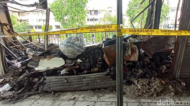 Sejumlah kios di lantai 2 Pasar Senen Blok 6 terbakar. Garis polisi dipasang di sekitar lokasi. (Adrial Akbar/detikcom)