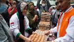 Antrean Pembeli Telur Ayam Murah di Pasar Minggu, Jaksel