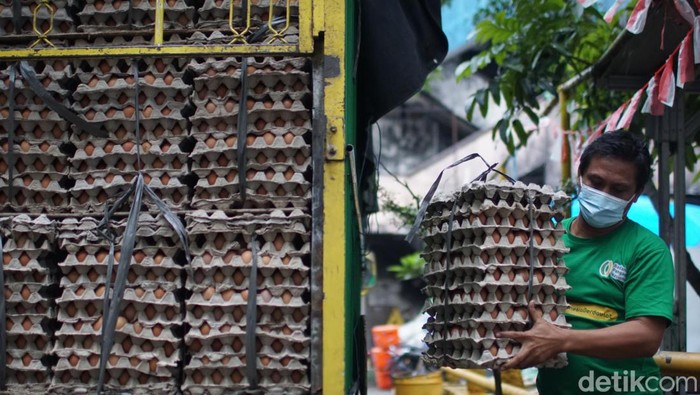 Badan Pangan Nasional menggelar bazar telur ayam murah di Pasar Minggu, Jakarta, Jumat (1/9/2022). Bazar telur murah ini pun diserbu warga.
