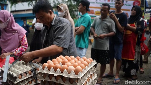 Badan Pangan Nasional menggelar bazar telur ayam murah di Pasar Minggu, Jakarta, Jumat (1/9/2022). Bazar telur murah ini pun diserbu warga.
