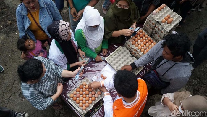 Badan Pangan Nasional menggelar bazar telur ayam murah di Pasar Minggu, Jakarta, Jumat (1/9/2022). Bazar telur murah ini pun diserbu warga.