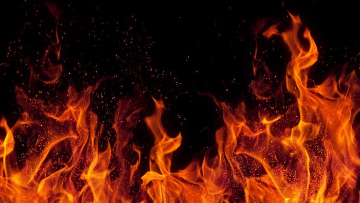 Suami bakar istri di Depok secara hidup-hidup. Peristiwa itu terjadi di Duren Seribu, Bojongsari, Depok, Jawa Barat pada Minggu (28/8) malam hari.