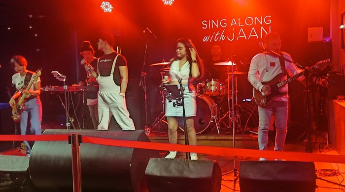 Suasana di JAAN Restaurant Bali, Seminyak, ada pertunjukan live music