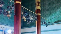 Pilar Kakbah. Kakbah juga memiliki pilar penyangga yang membuatnya berdiri kokoh. Terlihat ada 3 pilar penyangga yang terbuat dari 3 kayu jati Burma. Di antara tiang-tiang Kakbah tersebut, ada aksesori yang menggantung dengan beragam bentuk yang merupakan kumpulan hadiah dari para raja hingga pangeran di Arab selama berabad-abad. Aksesori tersebut ada yang terbuat dari emas, perak, batu safir, batu mutiara, permata, dan lain sebagainya.