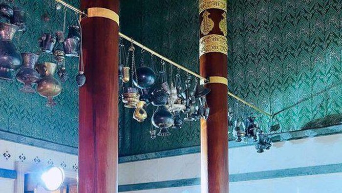 Akun Twitter resmi Masjidil Haram atau Kakbah mengungkap foto-foto terbaru berisikan penampakan bagian dalam dari Kakbah. Begini lho...bagian dalam Kakbah.