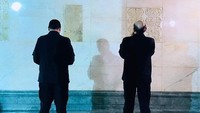 Dinding Kakbah. Dinding di dalam Kakbah terbuat dari marmer dengan detail hijau. Sebagian besar dinding Kakbah dirancang pada era Raja Fahd tahun 1996 bersamaan dengan langit-langit dan 3 pilar penyangga Kakbah yang terbuat dari kayu jati Burma. Di atas dinding Kakbah yang terbuat dari marmer tersebut, dinding bagian atas dan langit-langit Kakbah didesain dengan kain berwarna hijau tua. Kain hijau itu sendiri dihiasi dengan ornamen tulisan dalam bahasa Arab.