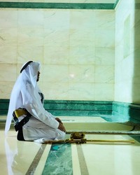 Akun Twitter resmi Masjidil Haram atau Kakbah mengungkap foto-foto terbaru berisikan penampakan bagian dalam dari Kakbah. Begini lho...bagian dalam Kakbah.
