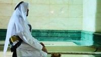 Lantai Kakbah. Lantai Kakbah terbuat dari marmer sama seperti halnya dinding Kakbah. Di salah satu bagian di lantai Kakbah, ada yang diberi tanda sebagai tempat untuk sholat. Tempat itulah yang kemudian diyakini sebagai tempat Rasulullah SAW beribadah. Tepatnya setelah beliau berhasil memasuki Kakbah pada saat hari penaklukan Makkah.