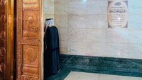 Al Multazam. Al Multazam adalah bagian belakang dari Hajar Aswad yang berada di dalam Kakbah. Tempat yang kurang lebih sebesar dua meter ini terletak tidak jauh dari pintu masuk Kakbah. Tidak jauh dari Al Mulzatam, ada sebuah plakat dengan tulisan Arab yang dibuat pada era Raja Salman tahun 2019.
