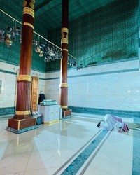 Akun Twitter resmi Masjidil Haram atau Kakbah mengungkap foto-foto terbaru berisikan penampakan bagian dalam dari Kakbah. Begini lho...bagian dalam Kakbah.