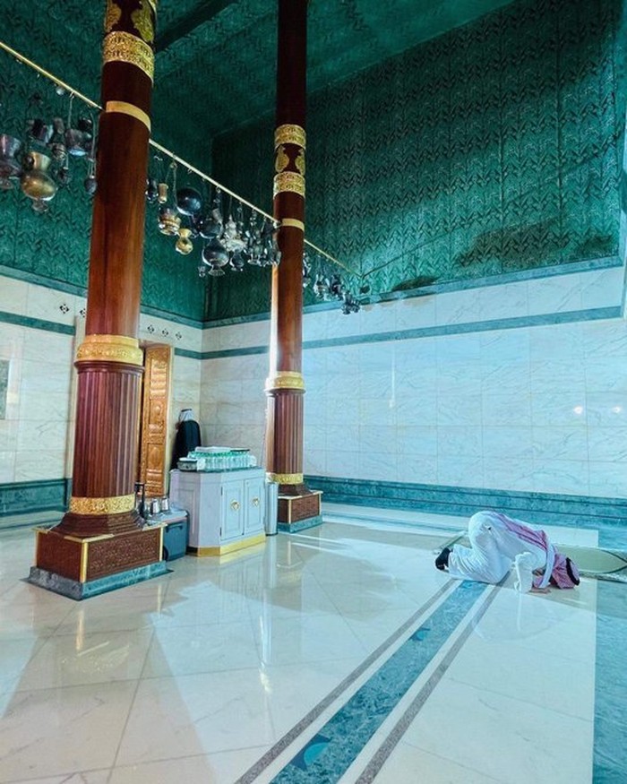 Akun Twitter resmi Masjidil Haram atau Kakbah mengungkap foto-foto terbaru berisikan penampakan bagian dalam dari Kakbah. Begini lho...bagian dalam Kakbah.